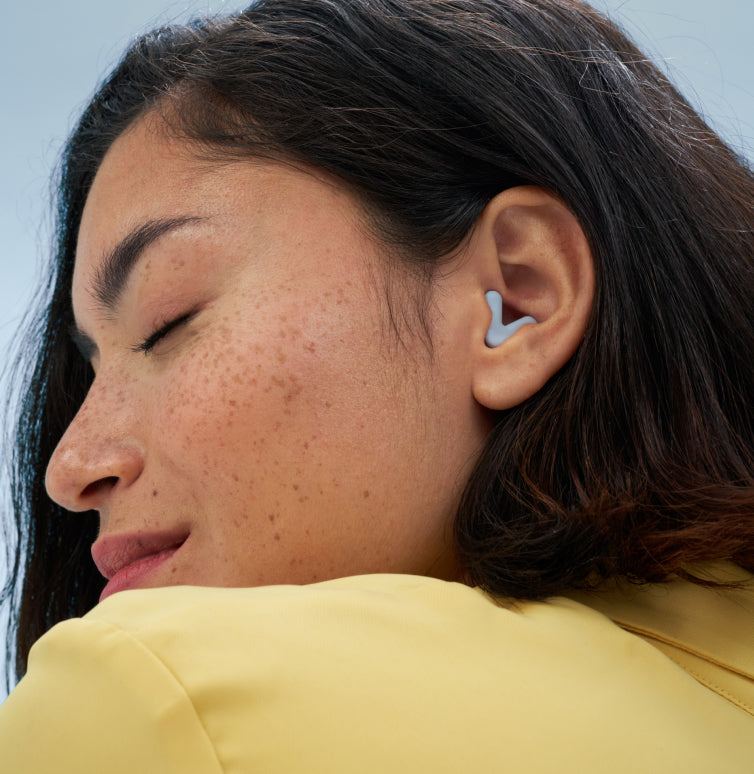vrouw met alpine silence  oordoppen in blauw